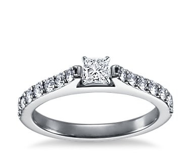 The Queen Diamond - 0,20 ct Zentraldiamant + 0,70 ct Seitensteine Diamantring in Weissgold