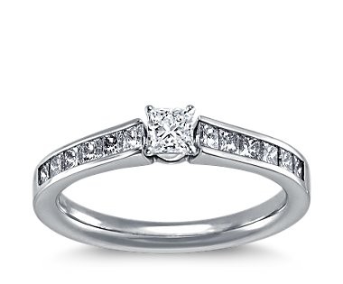 The Queen Diamond - 0,20 ct Zentraldiamant + 0,40 ct Seitensteine Diamantring in Weissgold