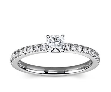 The Queen Diamond - 0,30 ct Zentraldiamant + 0,36 ct Seitensteine Diamantring in Weissgold