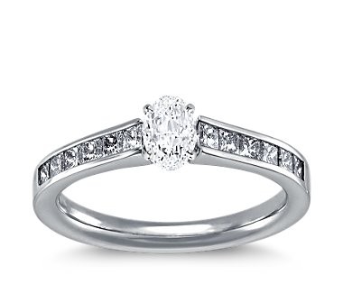 The Queen Diamond - 0,20 ct Zentraldiamant + 0,40 ct Seitensteine Diamantring in Weissgold