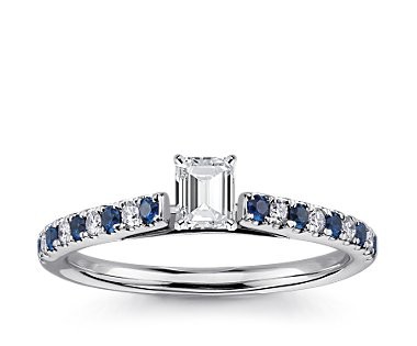 The Queen Diamond - 0,20 ct Zentraldiamant + 0,20 ct Seitensteine / 0,20 ct Saphir Diamantring in Weissgold