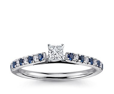 The Queen Diamond - 0,30 ct Zentraldiamant + 0,20 ct Seitensteine / 0,20 ct Saphir Diamantring in Weissgold