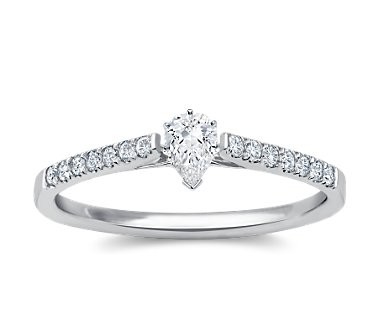 The Queen Diamond - 0,20 ct Zentraldiamant + 0,42 ct Seitensteine Diamantring in Weissgold