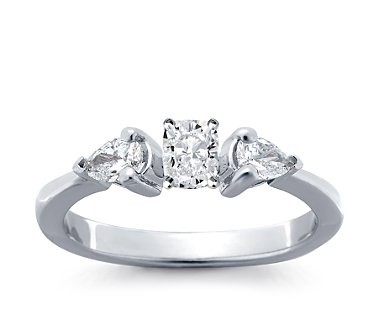 The Queen Diamond - 0,50 ct Zentraldiamant + 0,30 ct Seitensteine Diamantring in Weissgold