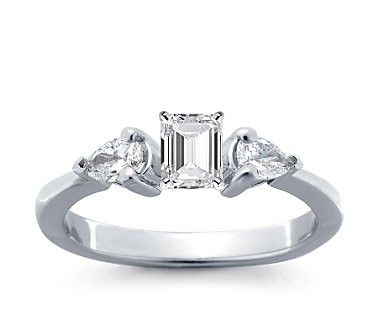 The Queen Diamond - 0,40 ct Zentraldiamant + 0,30 ct Seitensteine Diamantring in Weissgold