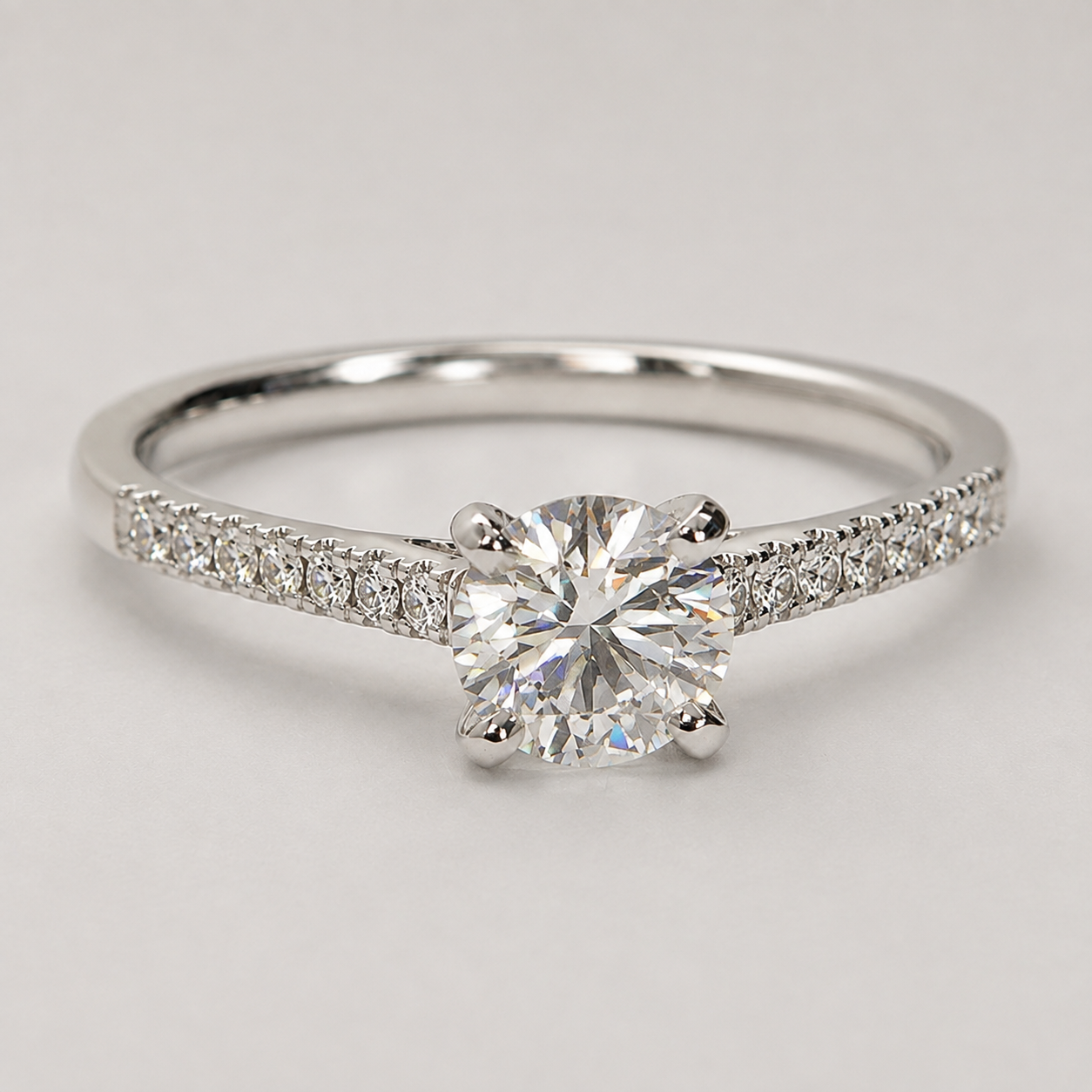 The Queen Diamond - 0,50 ct Natural Zentraldiamant + 0,42 ct Seitensteine DIAMANTRING IN WEISSGOLD - sofort verfügbar