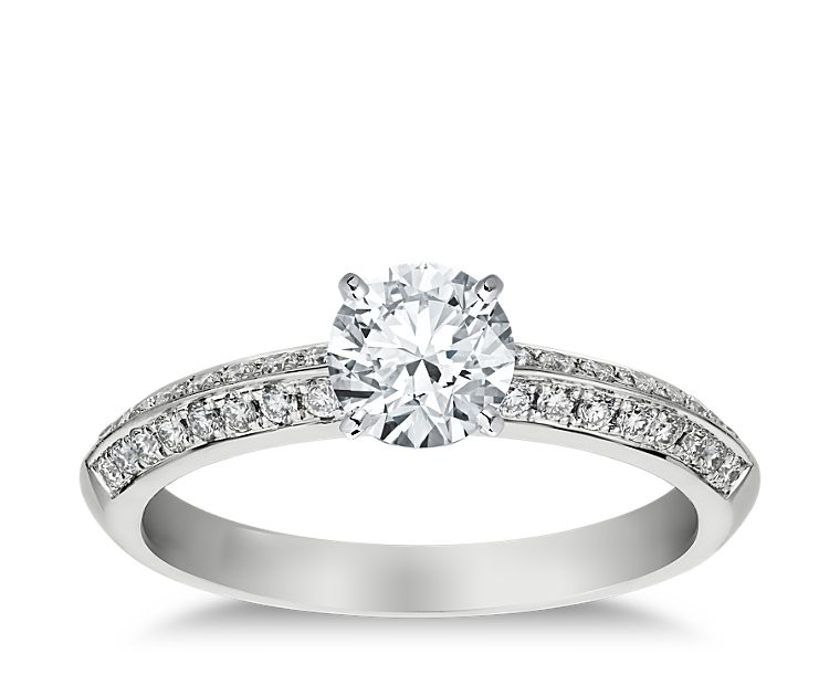 The Queen Diamond - 0,70 ct Zentraldiamant + 0,64 ct Seitensteine Diamantring in Weissgold