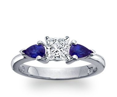 The Queen Diamond - 0,70 ct Zentraldiamant + 0,30 ct Seitensteine Saphir Diamantring in Weissgold