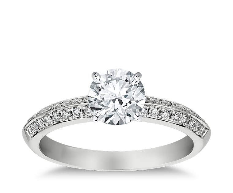 The Queen Diamond - 1,00 ct Zentraldiamant + 0,64 ct Seitensteine Diamantring in Weissgold