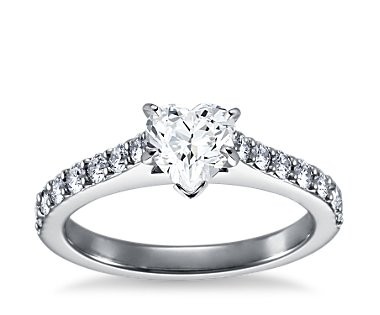 The Queen Diamond - 1,00 ct Zentraldiamant + 0,70 ct Seitensteine Diamantring in Weissgold