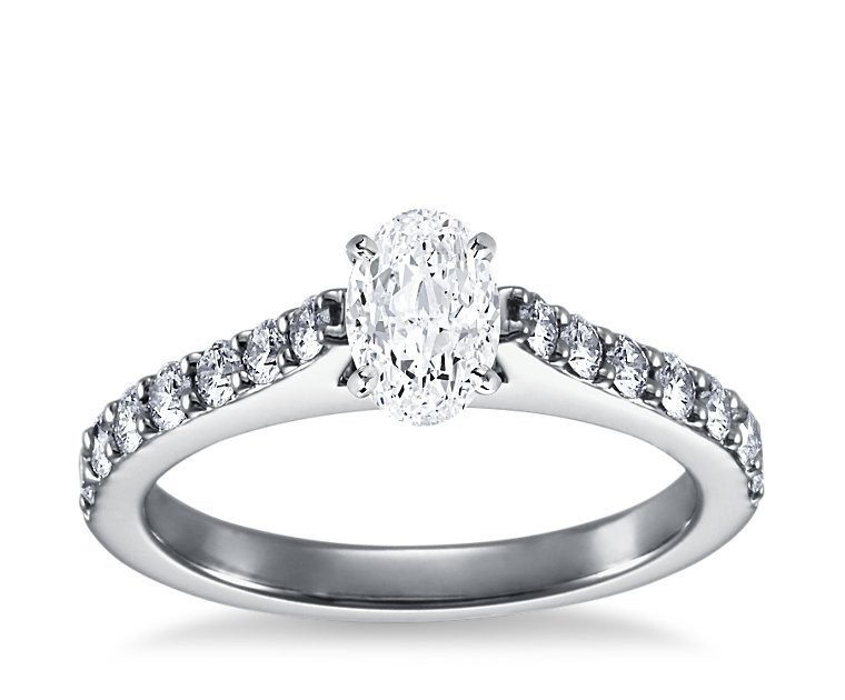 The Queen Diamond - 1,00 ct Zentraldiamant + 0,70 ct Seitensteine Diamantring in Weissgold