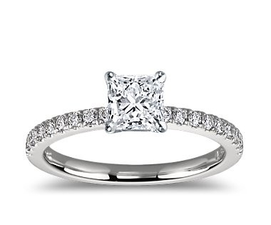 The Queen Diamond - 1,00 ct Zentraldiamant + 0,36 ct Seitensteine Diamantring in Weissgold