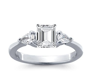 The Queen Diamond - 1,00 ct Zentraldiamant + 0,30 ct Seitensteine Diamantring in Weissgold