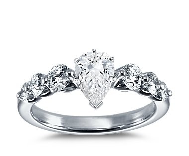The Queen Diamond - 1,00 ct Zentraldiamant + 0,70 ct Seitensteine Diamantring in Weissgold