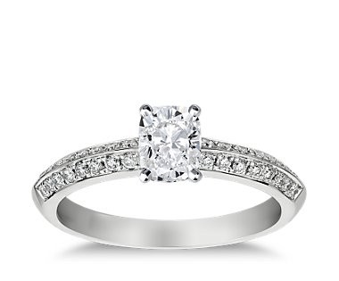 The Queen Diamond - 1,00 ct Zentraldiamant + 0,64 ct Seitensteine Diamantring in Weissgold