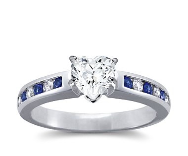 The Queen Diamond - 1,00 ct Zentraldiamant + 0,20 ct Seitensteine / 0,20 ct Saphir Diamantring in Weissgold