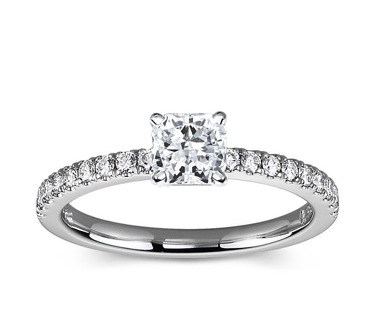 The Queen Diamond - 1,00 ct Zentraldiamant + 0,36 ct Seitensteine Diamantring in Weissgold