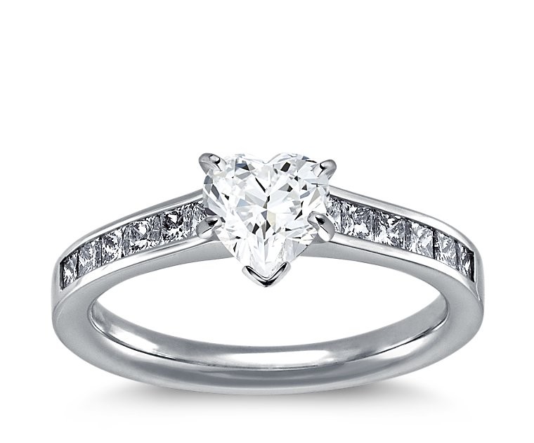 The Queen Diamond - 1,00 ct Zentraldiamant + 0,40 ct Seitensteine Diamantring in Weissgold