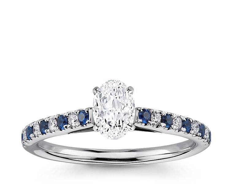 The Queen Diamond - 1,00 ct Zentraldiamant + 0,20 ct Seitensteine / 0,20 ct Saphir Diamantring in Weissgold