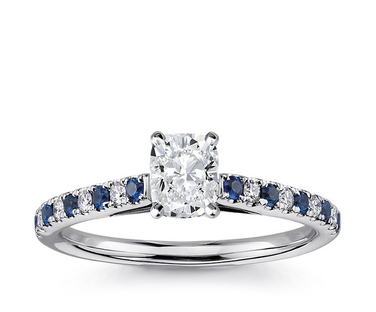 The Queen Diamond - 1,00 ct Zentraldiamant + 0,20 ct Seitensteine / 0,20 ct Saphir Diamantring in Weissgold