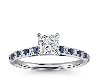 The Queen Diamond - 1,00 ct Zentraldiamant + 0,20 ct Seitensteine / 0,20 ct Saphir Diamantring in Weissgold