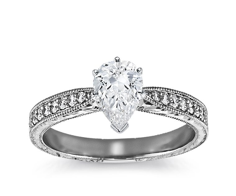 The Queen Diamond - 1,00 ct Zentraldiamant + 0,48 ct Seitensteine Diamantring in Weissgold