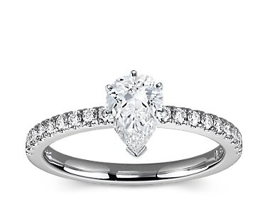 The Queen Diamond - 1,00 ct Zentraldiamant + 0,36 ct Seitensteine Diamantring in Weissgold