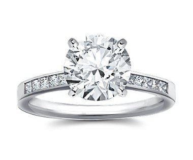 The Queen Diamond - 3,00 ct Zentraldiamant + 0,60 ct Seitensteine Diamantring in Weissgold