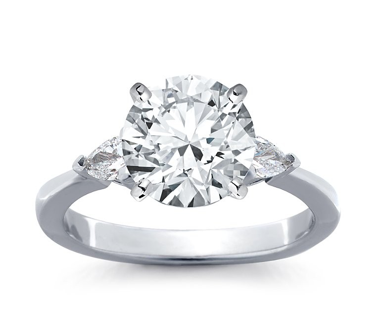 The Queen Diamond - 3,00 ct Zentraldiamant + 0,30 ct Seitensteine Diamantring in Weissgold