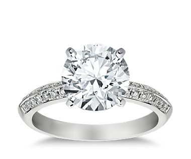 The Queen Diamond - 3,00 ct Zentraldiamant + 0,64 ct Seitensteine Diamantring in Weissgold