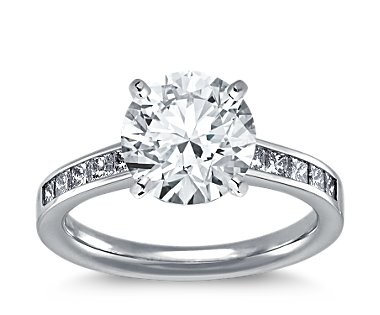 The Queen Diamond - 3,00 ct Zentraldiamant + 0,40 ct Seitensteine Diamantring in Weissgold