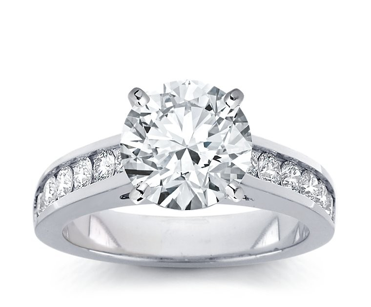 The Queen Diamond - 3,00 ct Zentraldiamant + 0,48 ct Seitensteine Diamantring in Weissgold