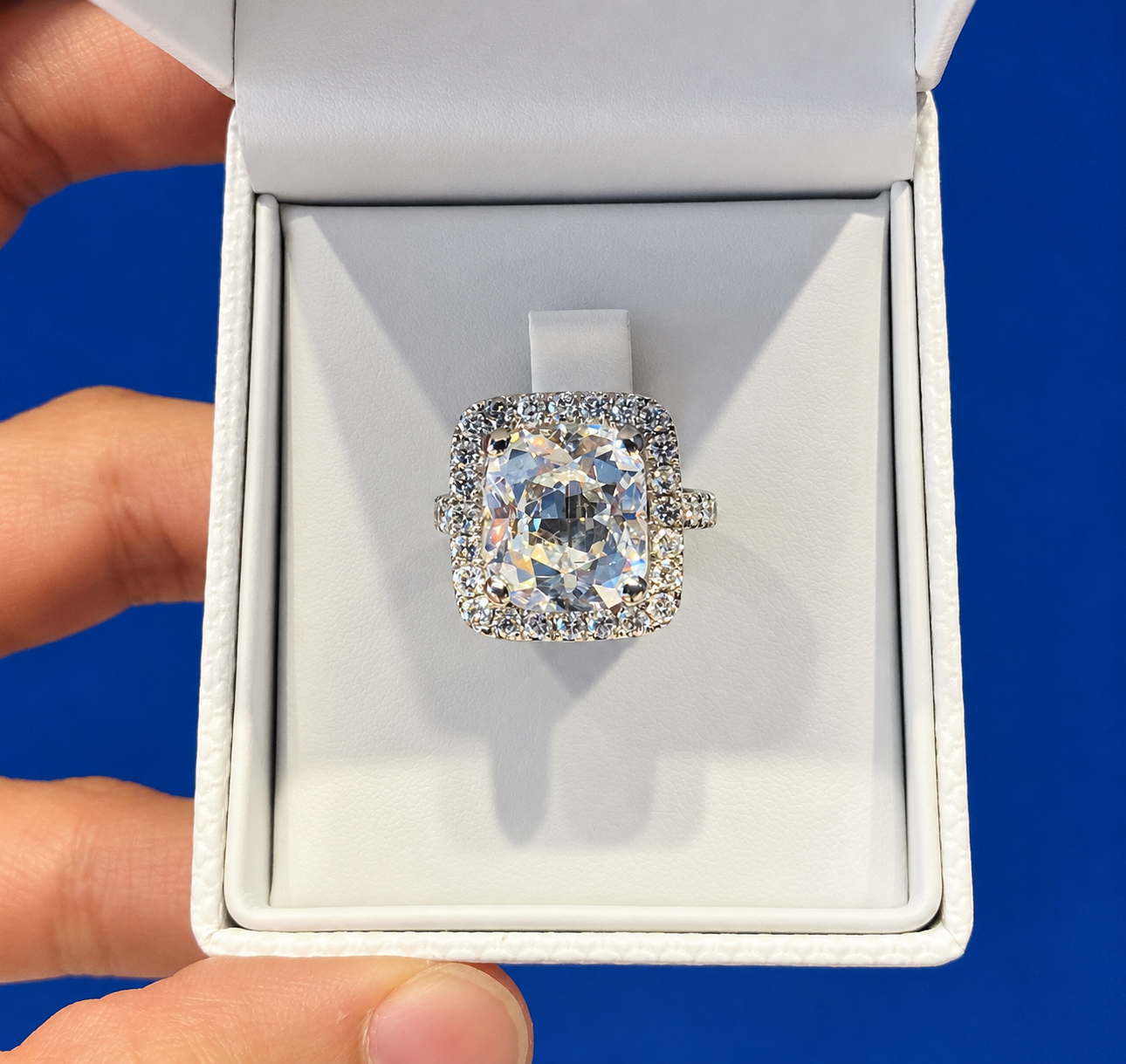 The Queen Diamond - 7,47 ct Natural Zentraldiamant + 1,10 ct Seitensteine DIAMANTRING IN 750 WEISSGOLD