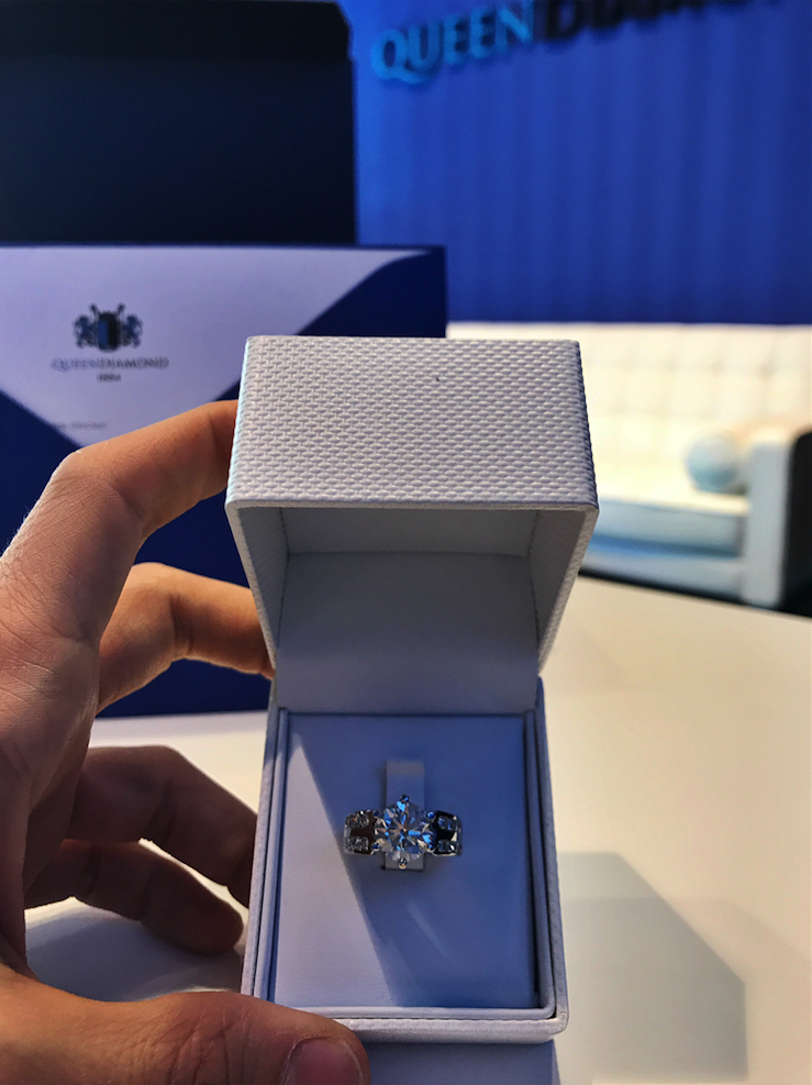 The Queen Diamond - 3,13 ct Zentraldiamant + 0,77 ct Seitensteine DIAMANTRING IN WEISSGOLD