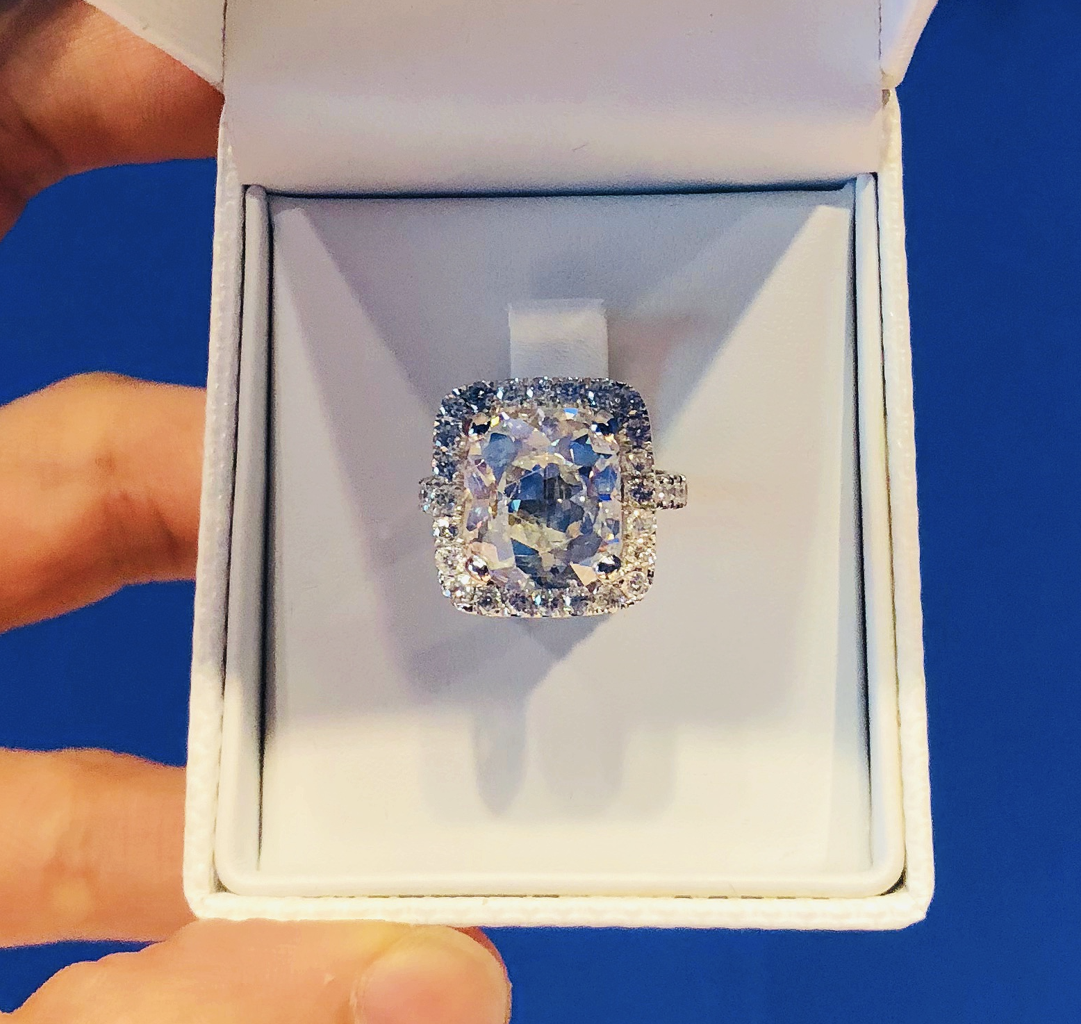The Queen Diamond - 7,47 ct Zentraldiamant + 1,10 ct Seitensteine DIAMANTRING IN 750 WEISSGOLD