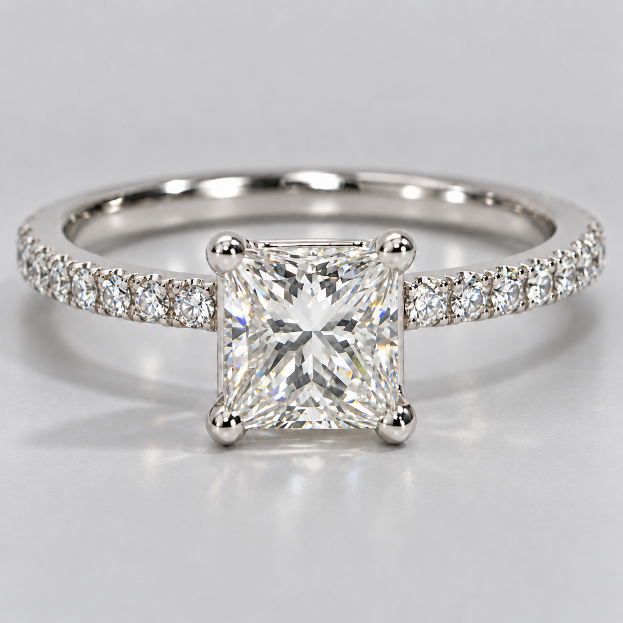 The Queen Diamond - 1,00 ct Natural Zentraldiamant + 0,42 ct Seitensteine DIAMANTRING IN WEISSGOLD - sofort verfügbar