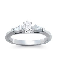 The Queen Diamond - 0,30 ct Natural Zentraldiamant + 0,30 ct Seitensteine Diamantring in Weissgold