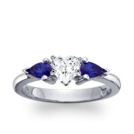 The Queen Diamond - 0,70 ct Natural Zentraldiamant + 0,30 ct Seitensteine Saphir Diamantring in Weissgold