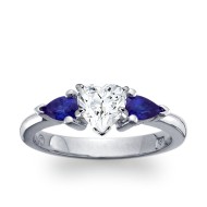 The Queen Diamond - 1,00 ct Natural Zentraldiamant + 0,30 ct Seitensteine Saphir Diamantring in Weissgold