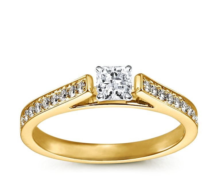 The Queen Diamond - 0,30 ct Zentraldiamant + 0,48 ct Seitensteine Diamantring in Gelbgold