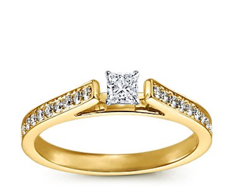 The Queen Diamond - 0,20 ct Zentraldiamant + 0,48 ct Seitensteine Diamantring in Gelbgold