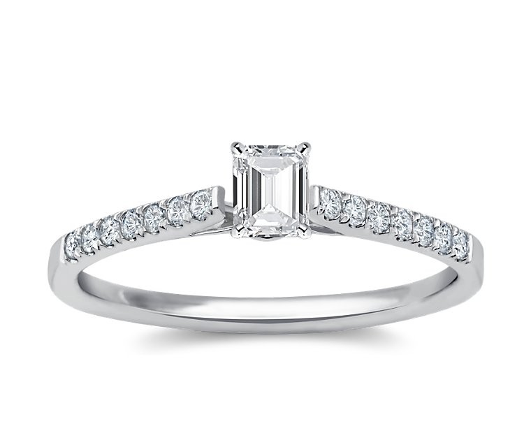 The Queen Diamond - 0,30 ct Zentraldiamant + 0,42 ct Seitensteine Diamantring in Weissgold