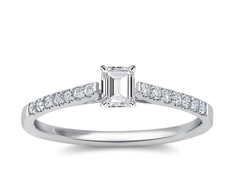 The Queen Diamond - 0,30 ct Zentraldiamant + 0,42 ct Seitensteine Diamantring in Weissgold