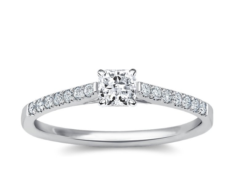 The Queen Diamond - 0,30 ct Zentraldiamant + 0,42 ct Seitensteine Diamantring in Weissgold