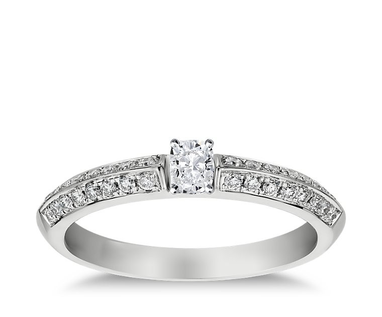 The Queen Diamond - 0,30 ct Zentraldiamant + 0,64 ct Seitensteine Diamantring in Weissgold