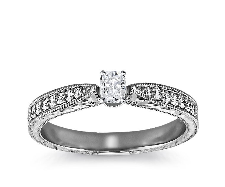 The Queen Diamond - 0,30 ct Zentraldiamant + 0,48 ct Seitensteine Diamantring in Weissgold