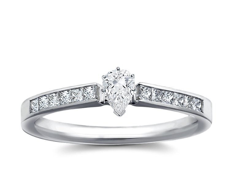 The Queen Diamond - 0,30 ct Zentraldiamant + 0,60 ct Seitensteine Diamantring in Weissgold