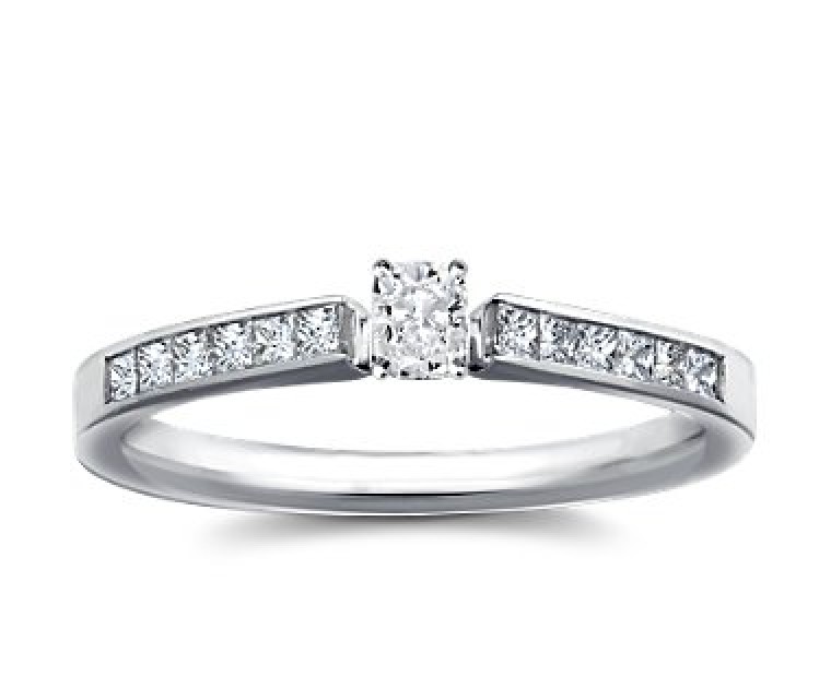 The Queen Diamond - 0,30 ct Zentraldiamant + 0,60 ct Seitensteine Diamantring in Weissgold