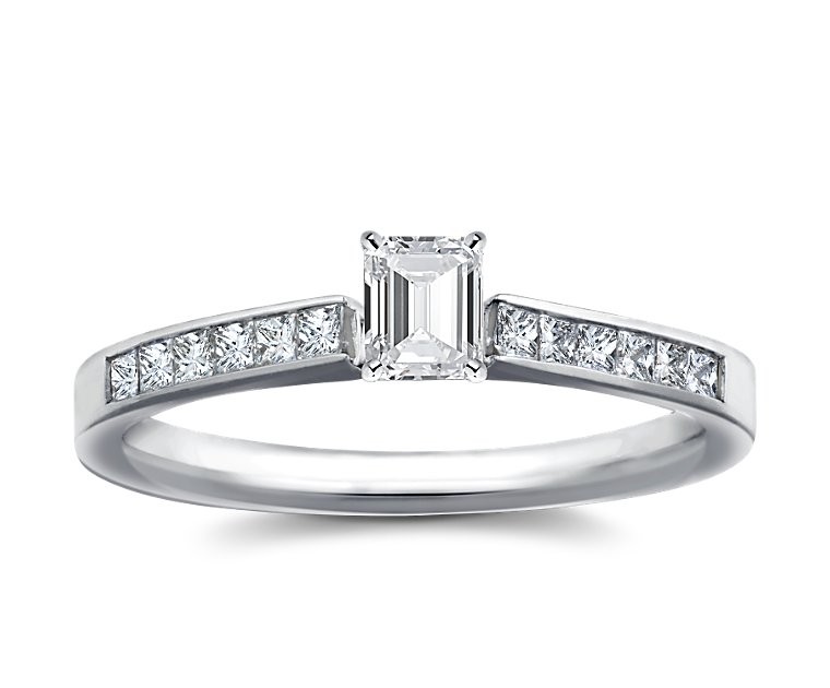 The Queen Diamond - 0,20 ct Zentraldiamant + 0,60 ct Seitensteine Diamantring in Weissgold