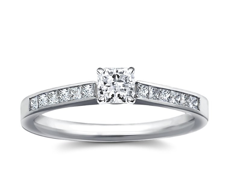 The Queen Diamond - 0,30 ct Zentraldiamant + 0,60 ct Seitensteine Diamantring in Weissgold